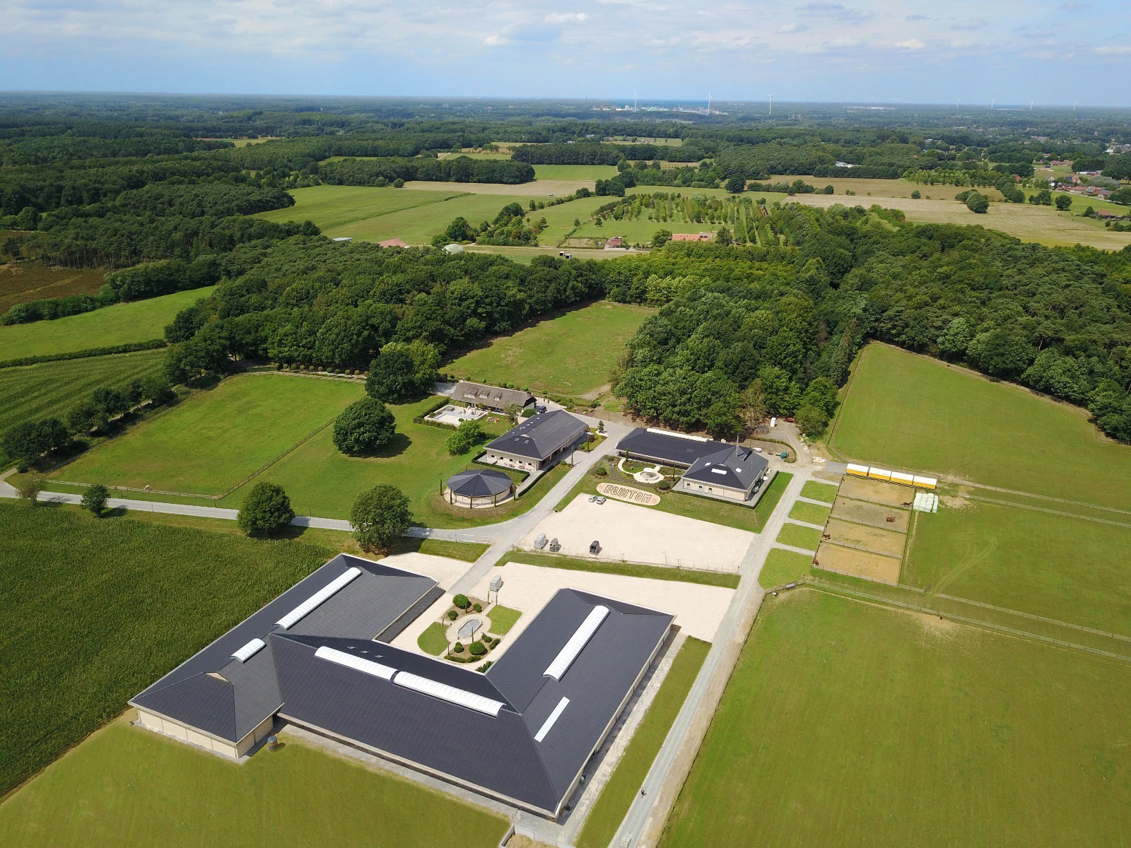 La clinique équine Equitom et Bencis capital partners créent ennsemble